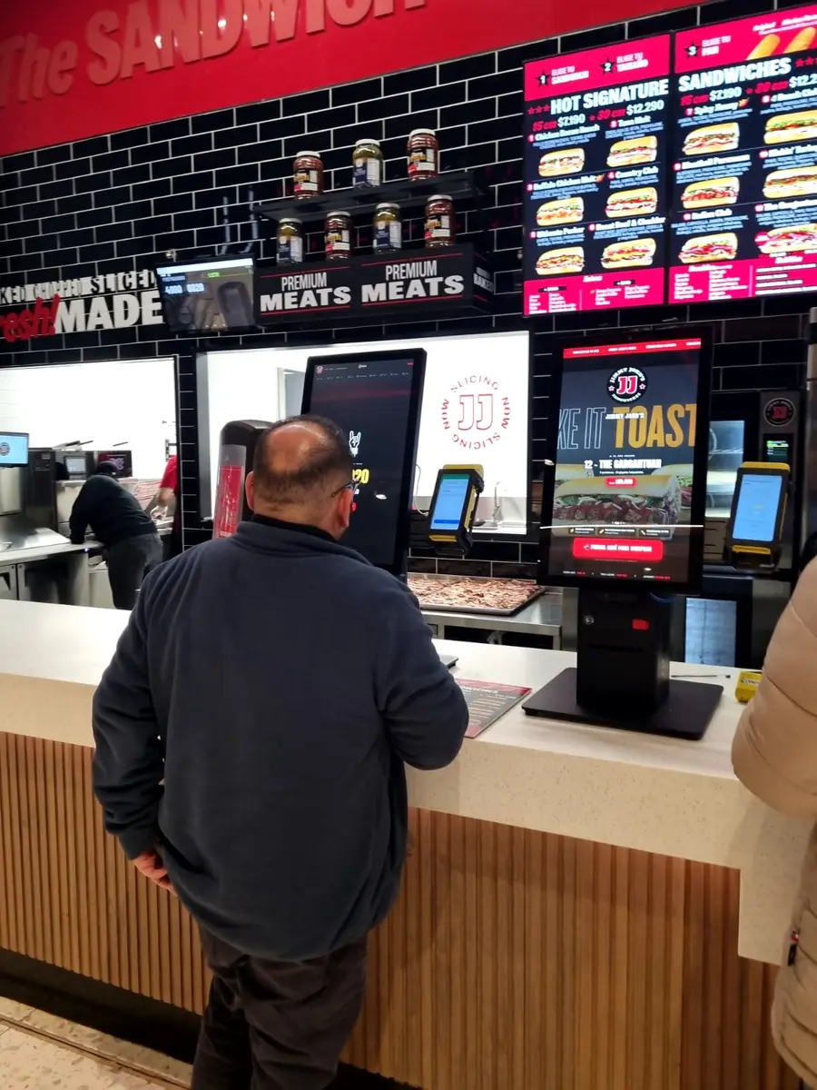 Cliente comprando en tótem durante hora punta