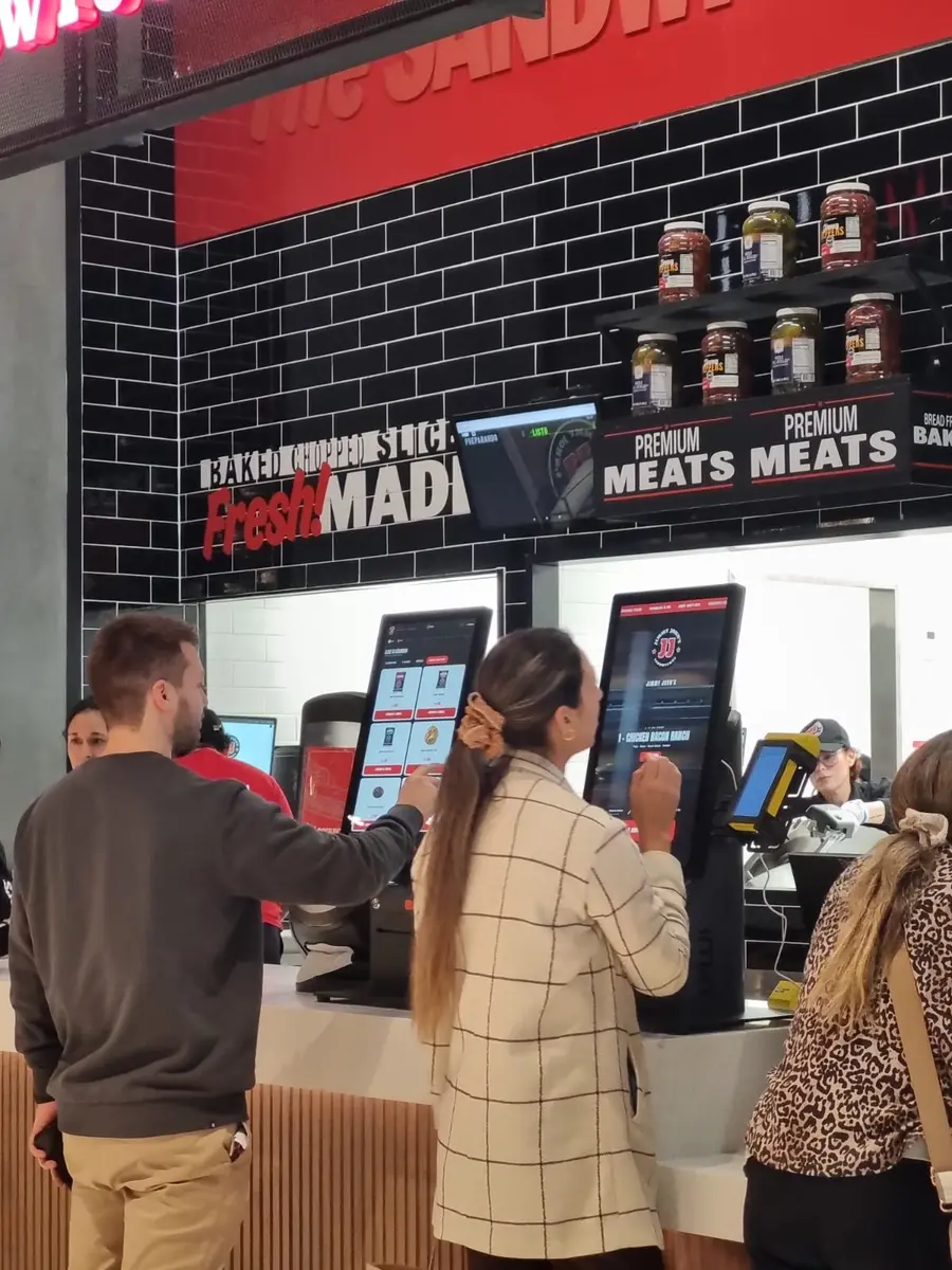 Clientes comprando en simultáneo en tótems de autoservicio