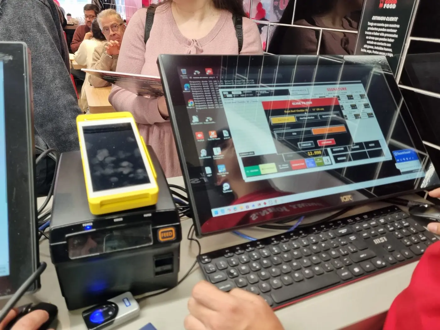 Punto de venta con terminal de pago para restaurante