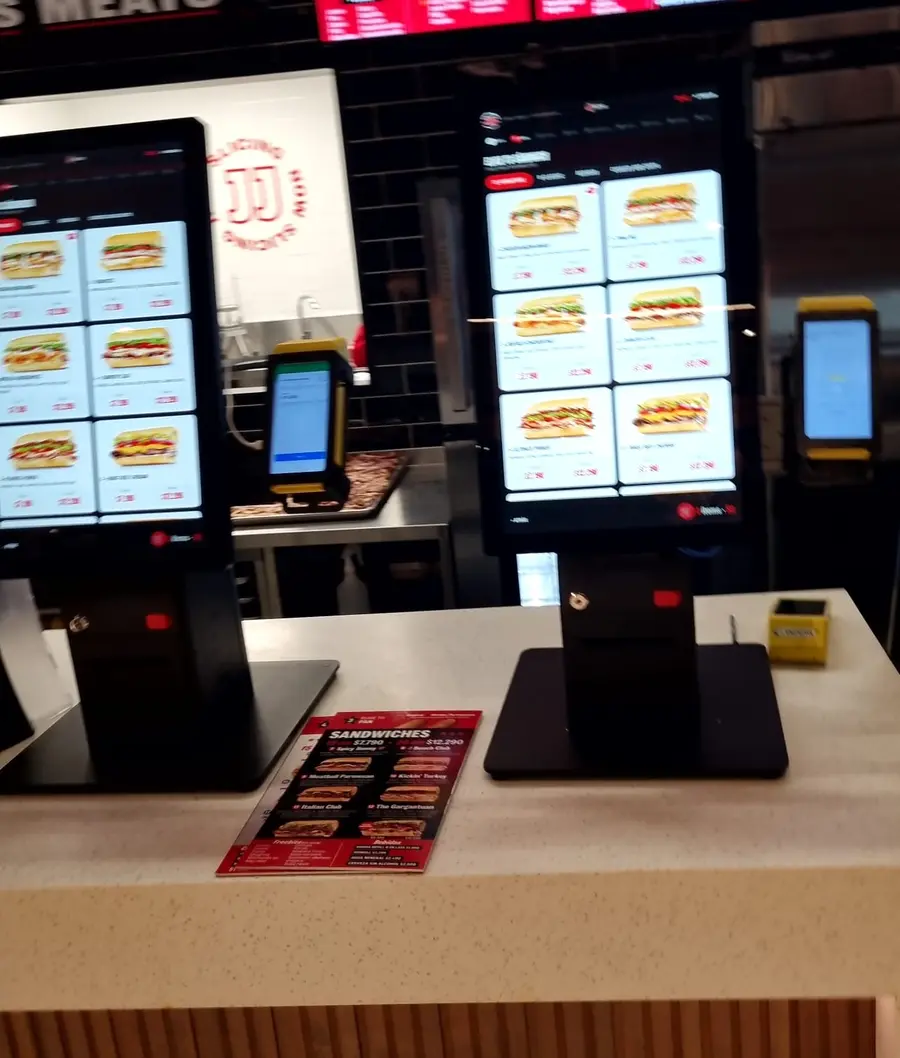 Tótems de mesón con terminal de pago integrado
