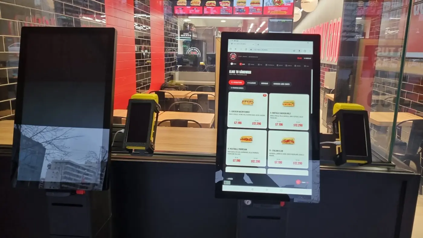 Tótems dobles de autoservicio instalados sobre mesón